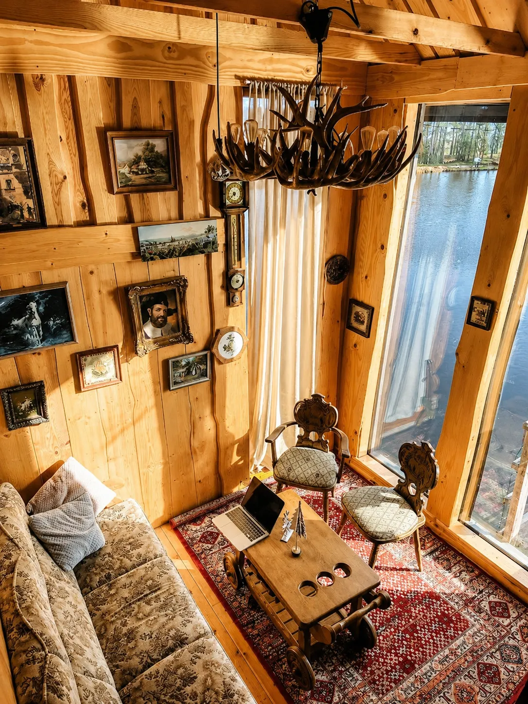 Dragon Treehouse with Hot Tub, Sauna, Private Lake & Deer Park — 3