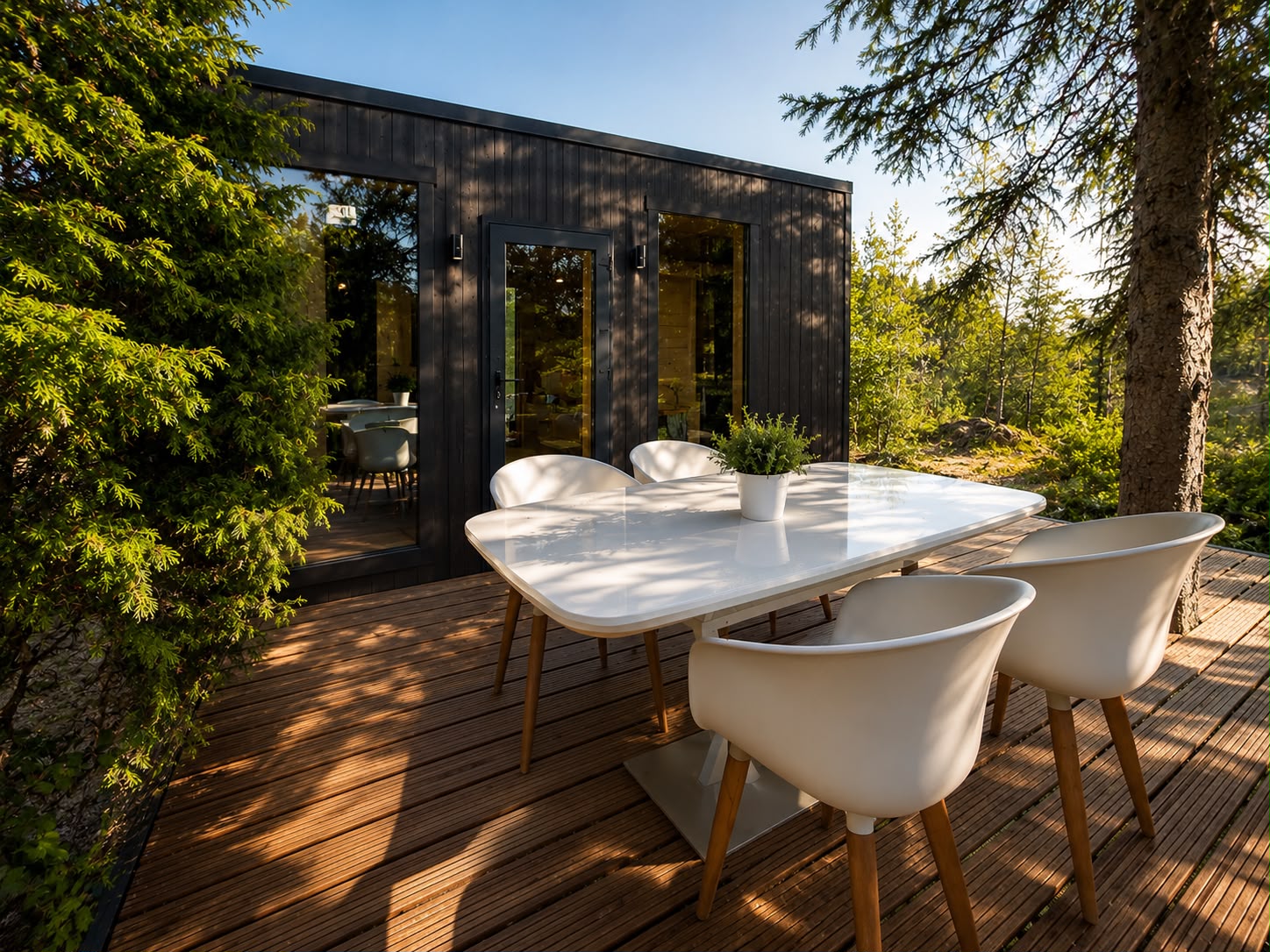 Hunter's Cabin — melnā mājiņa pie meža ar panorāmas stiklojumu — 5